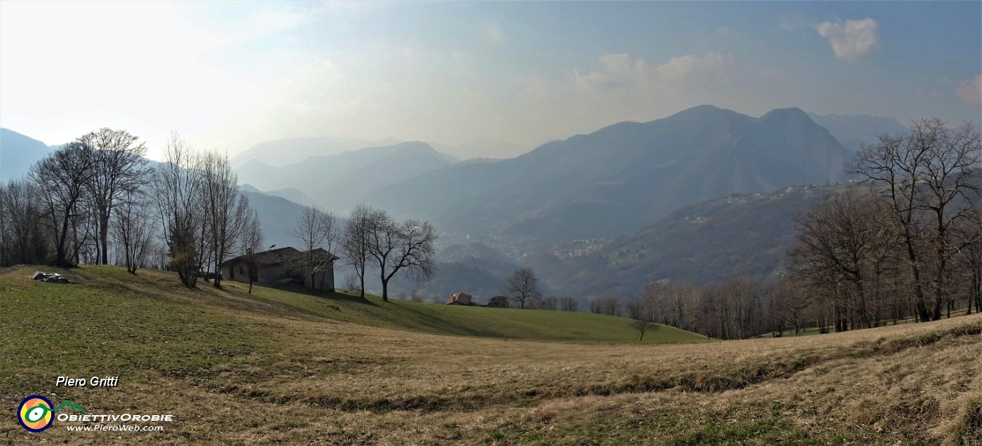 86 Vista panoramica dai pratoni delle Stalle Foldone sulla conca di Zogno.jpg
